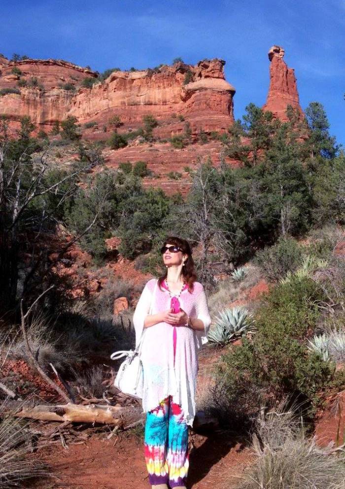 pic-27-devi-like-alice-in-wonderland-among-the-vortexes-of-sedona-in-front-of-the-rock-called-kachina-woman